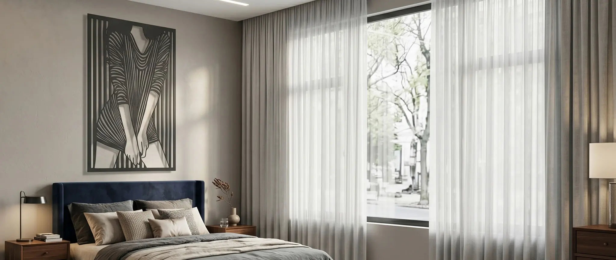 Luxe metalen wanddecoratie 'Striped Muse' met een abstract vrouwelijk silhouet, ideaal als wandkunst voor een moderne slaapkamer of inloopkast met 2cm 3D-schaduweffect.