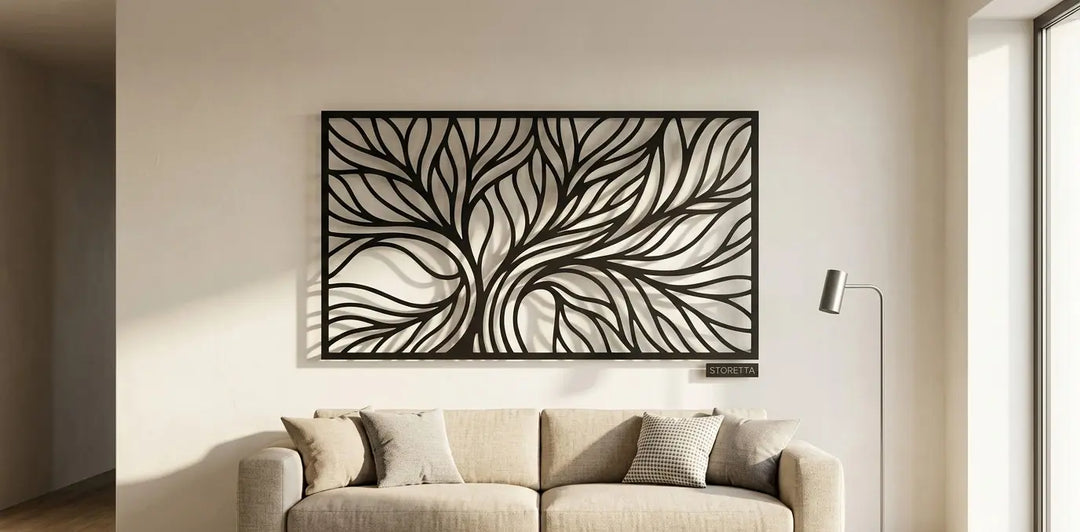 Stijlvolle woonkamer met zwarte minimalistische metalen wanddecoratie boven de bank