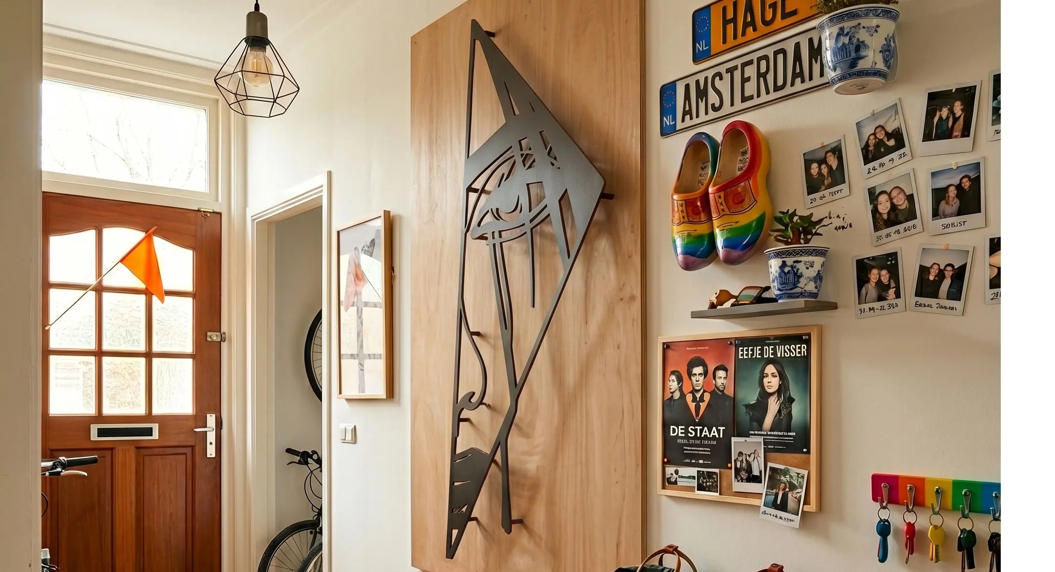 Moderne verticale metalen wanddecoratie van een abstract gezicht in een driehoek, perfect voor een smalle muur in de gang of hal.