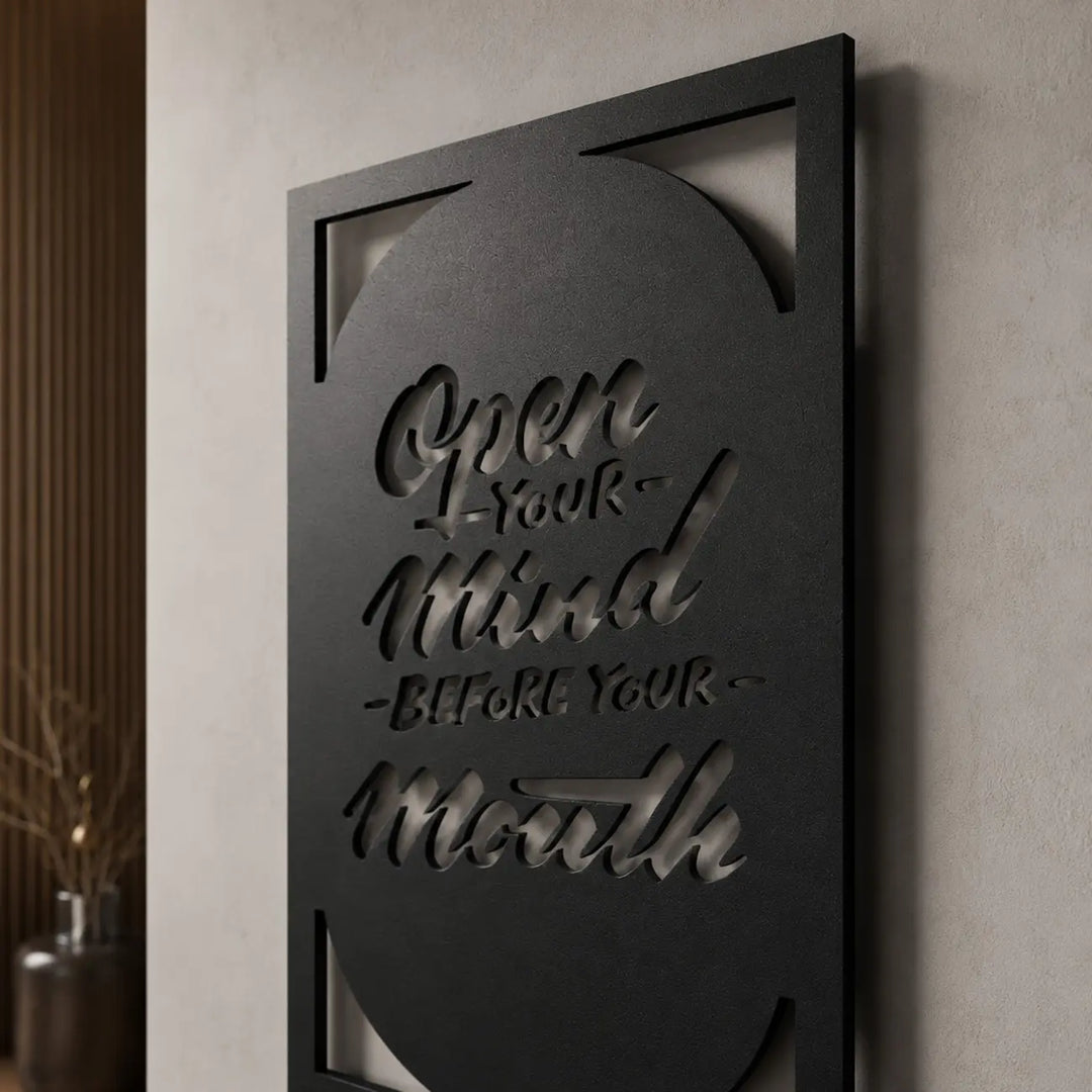 Close-up van het premium 1.5mm dikke staal van de typografische wandkunst. Close-up of the premium 1.5mm thick steel on typographic wall art