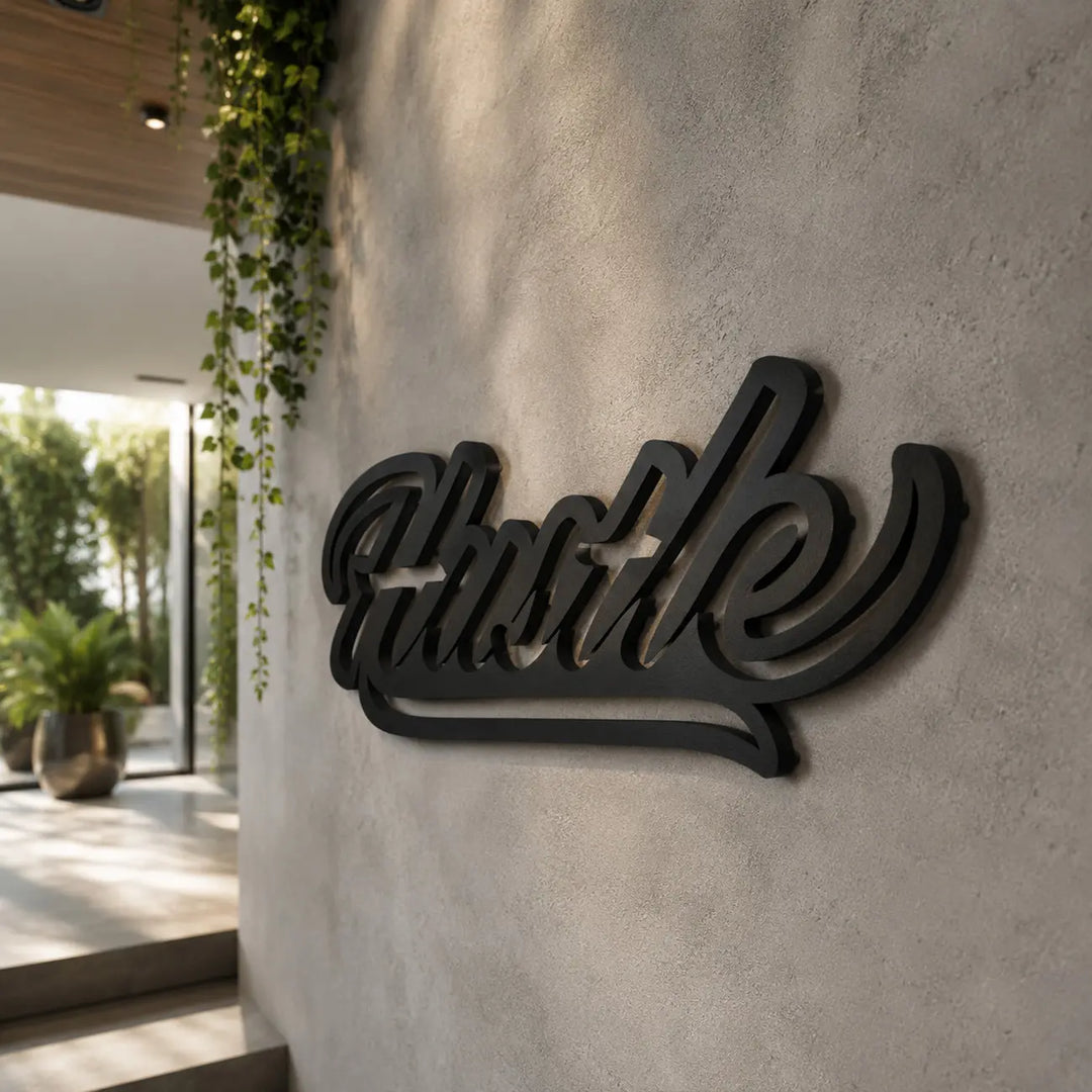 Close-up van het premium 1.5mm dikke staal van de 'Hustle' wandkunst. Close-up of the premium 1.5mm thick steel on motivational wall art.