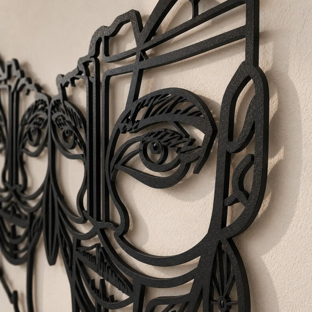 Close-up van het premium 1.5mm dikke staal van het abstracte masker design. Close-up of the premium 1.5mm thick steel of the abstract mask design.