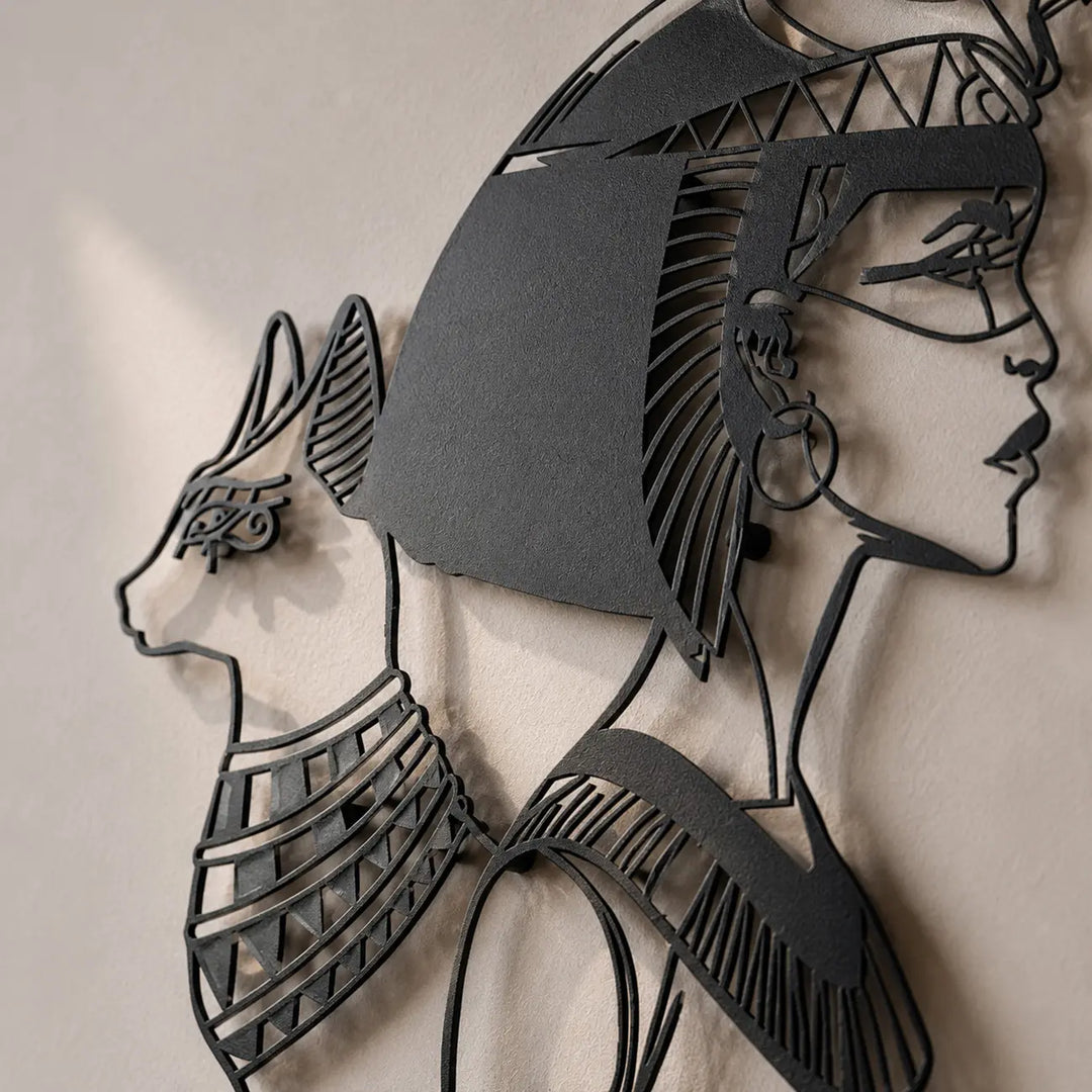 Close-up van het premium 1.5mm dikke staal van het gedetailleerde Nefertiti en Bastet design. Close-up of the premium 1.5mm thick steel of the detailed Nefertiti and Bastet design.