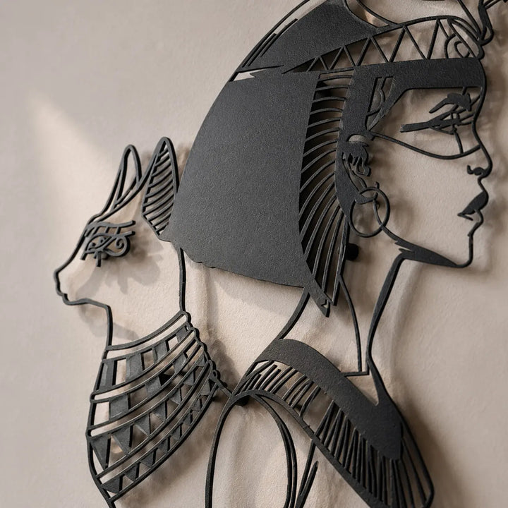 Close-up van het premium 1.5mm dikke staal van het gedetailleerde Nefertiti en Bastet design. Close-up of the premium 1.5mm thick steel of the detailed Nefertiti and Bastet design.