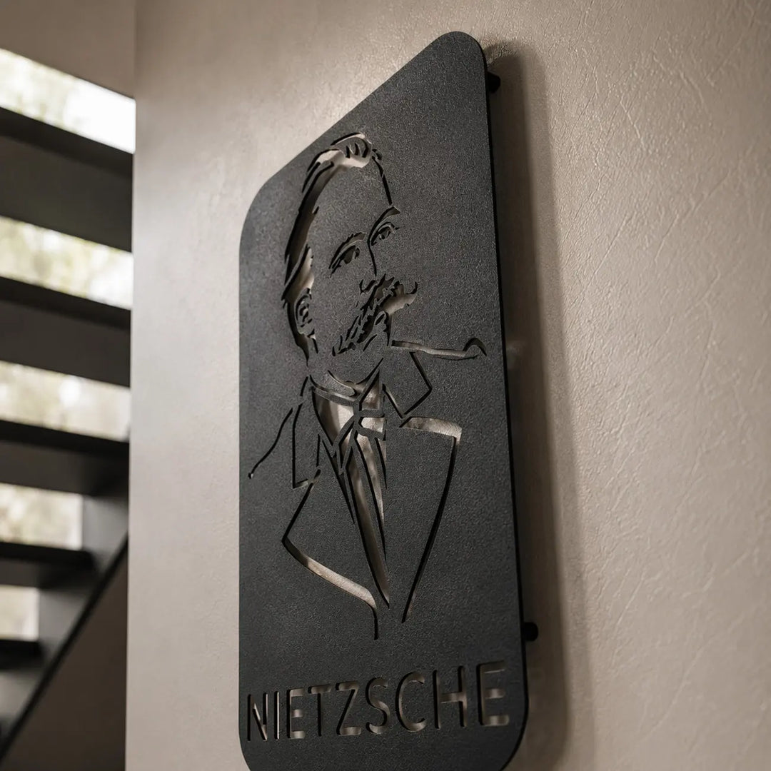 Close-up van het premium 1.5mm dikke staal van het gedetailleerde Nietzsche portret. Close-up of the premium 1.5mm thick steel of the detailed Nietzsche portrait.
