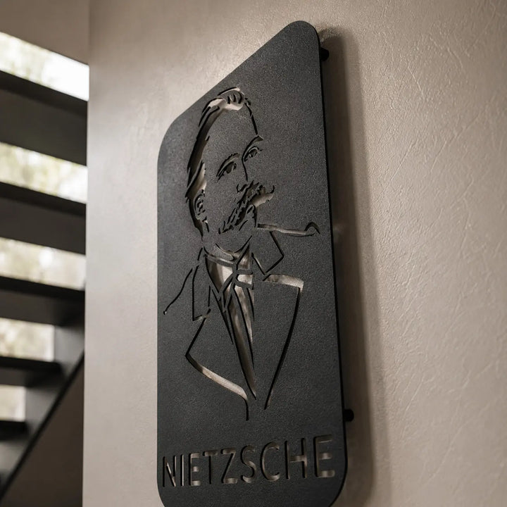 Close-up van het premium 1.5mm dikke staal van het gedetailleerde Nietzsche portret. Close-up of the premium 1.5mm thick steel of the detailed Nietzsche portrait.
