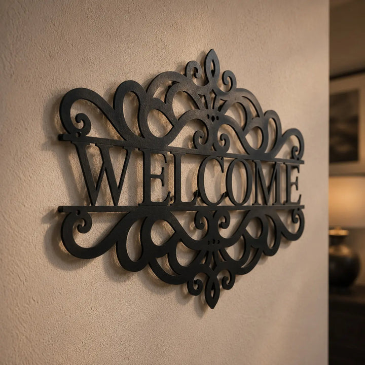 Close-up van het premium 1.5mm dikke staal van de sierlijke 'Welcome' wandkunst. Close-up of the premium 1.5mm thick steel on ornate welcome wall art.
