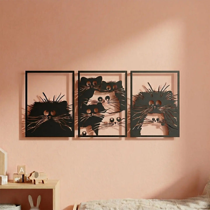 3-delige metalen katten set als creatieve muurkunst in een speelkamer. Milieuvriendelijk ontwerp zonder schadelijke dampen (Zero VOC).