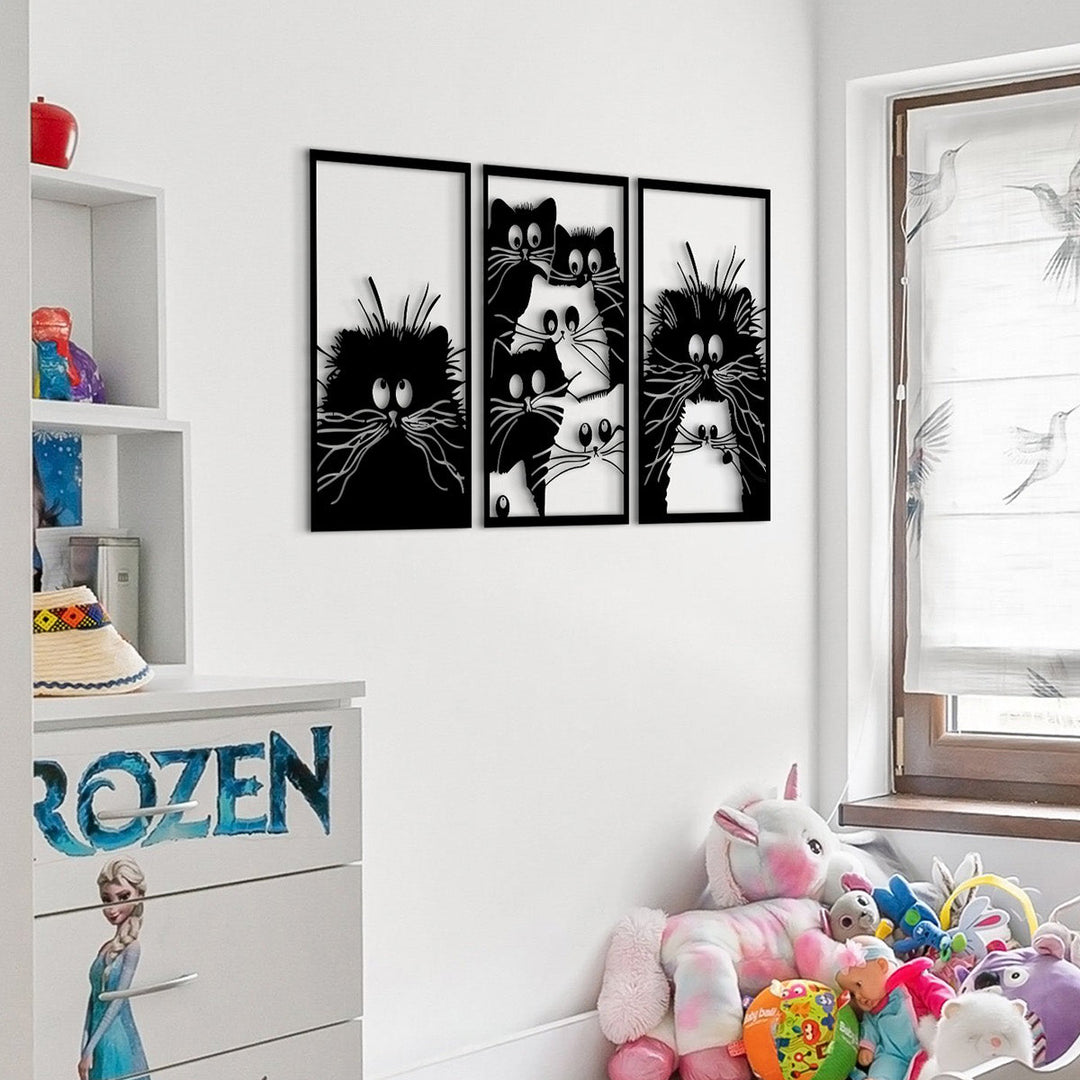 3-delige metalen katten set als creatieve muurkunst in een speelkamer.