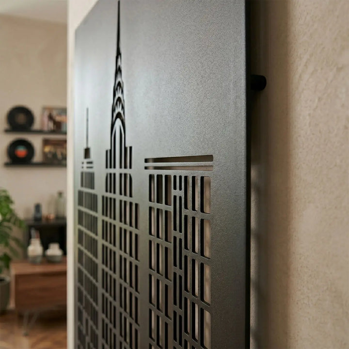 Detailopname van de metalen stadsdecoratie. Het slimme ophangsysteem creëert indrukwekkende 3D-diepte en een prachtig schaduweffect op de muur.