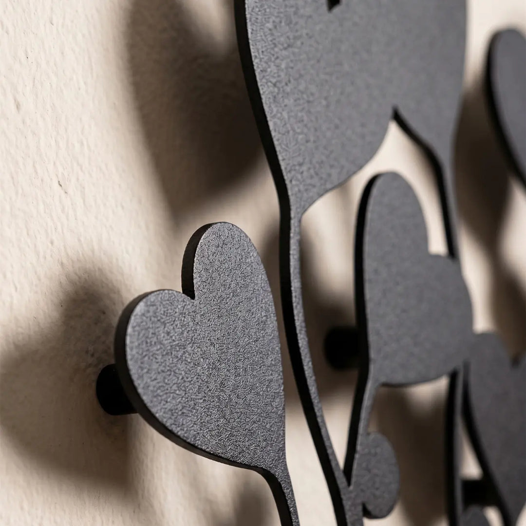 Detailopname van de Blooming Hearts metalen wanddecoratie. De afstandhouders creëren een prachtig zwevend 3D-schaduweffect op de muur.