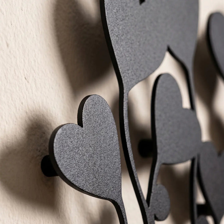 Detailopname van de Blooming Hearts metalen wanddecoratie. De afstandhouders creëren een prachtig zwevend 3D-schaduweffect op de muur.