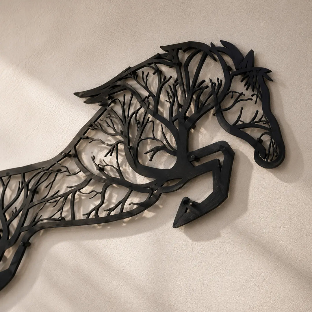 Detailopname van de premium metalen paarden wanddecoratie. Het slimme ophangsysteem zorgt voor een prachtig 3D-schaduweffect op de muur.
