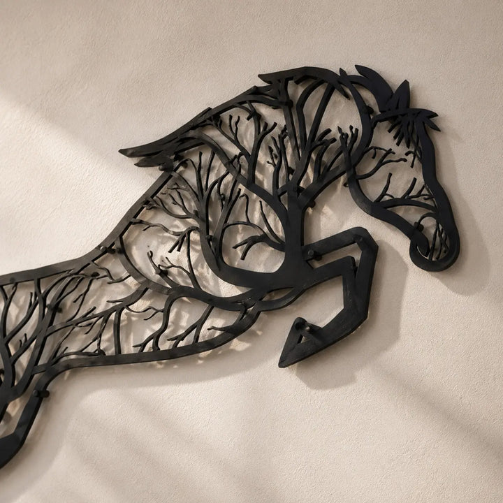 Detailopname van de premium metalen paarden wanddecoratie. Het slimme ophangsysteem zorgt voor een prachtig 3D-schaduweffect op de muur.