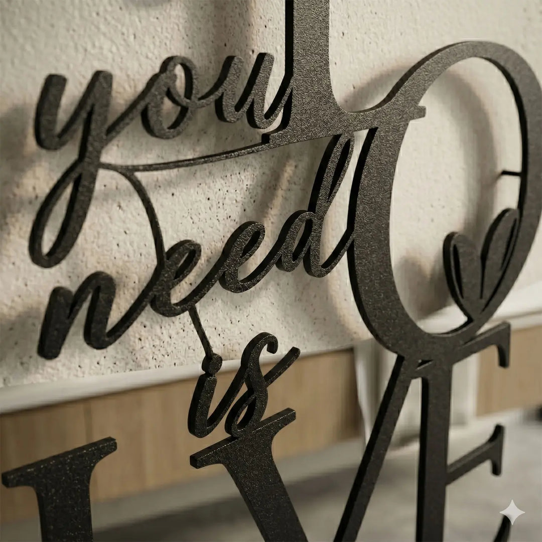 Detail van het unieke 2 cm 3D-schaduweffect op de romantische metalen wandtekst. Detail of the unique 2 cm 3D shadow effect on the romantic metal wall text.