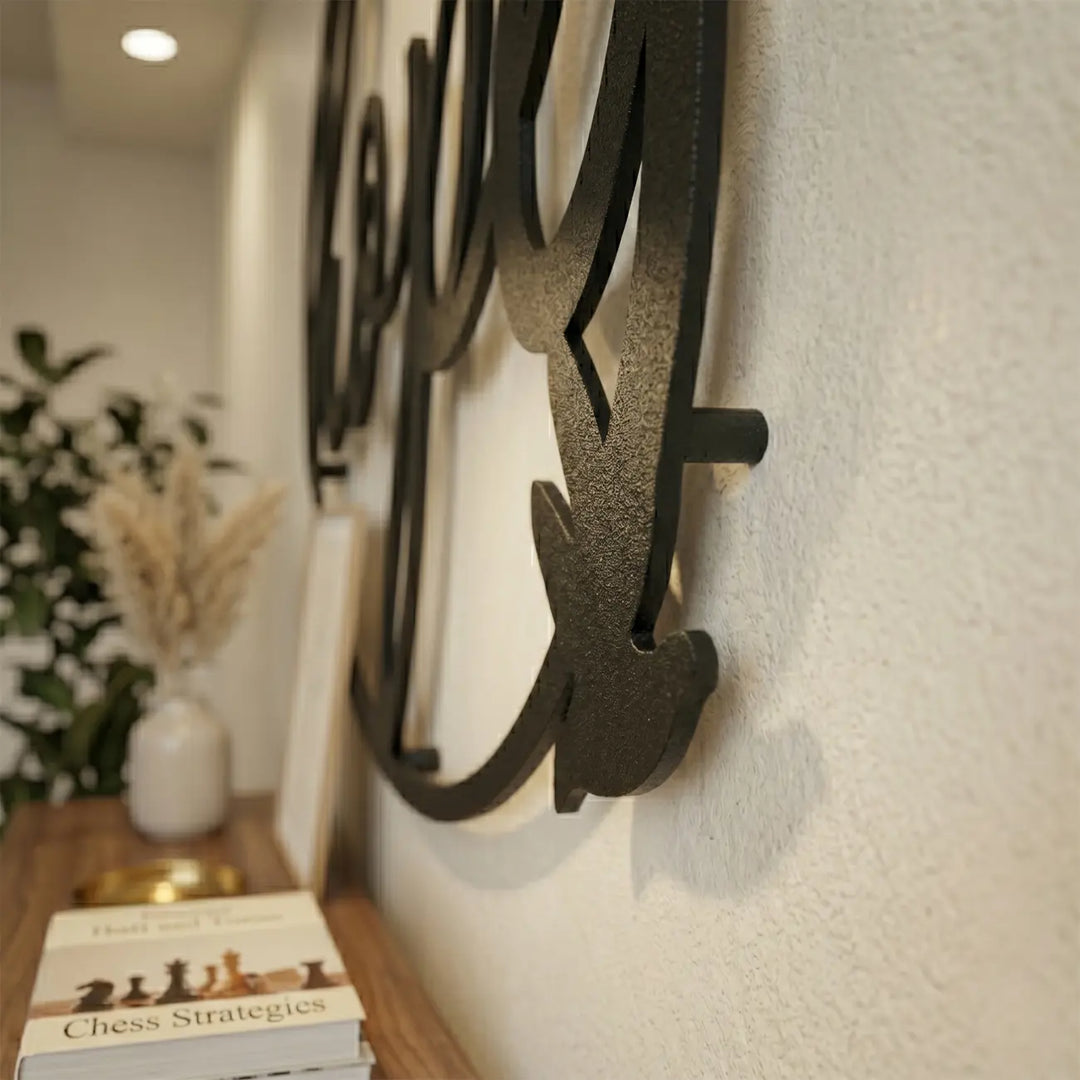 Detailopname van de metalen 'Circle of Hope' wanddecoratie. De precieze uitsnede van de vogel en tekst creëert een prachtig zwevend 3D-schaduweffect op de muur.