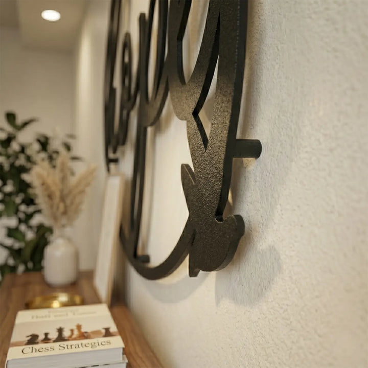 Detailopname van de metalen 'Circle of Hope' wanddecoratie. De precieze uitsnede van de vogel en tekst creëert een prachtig zwevend 3D-schaduweffect op de muur.