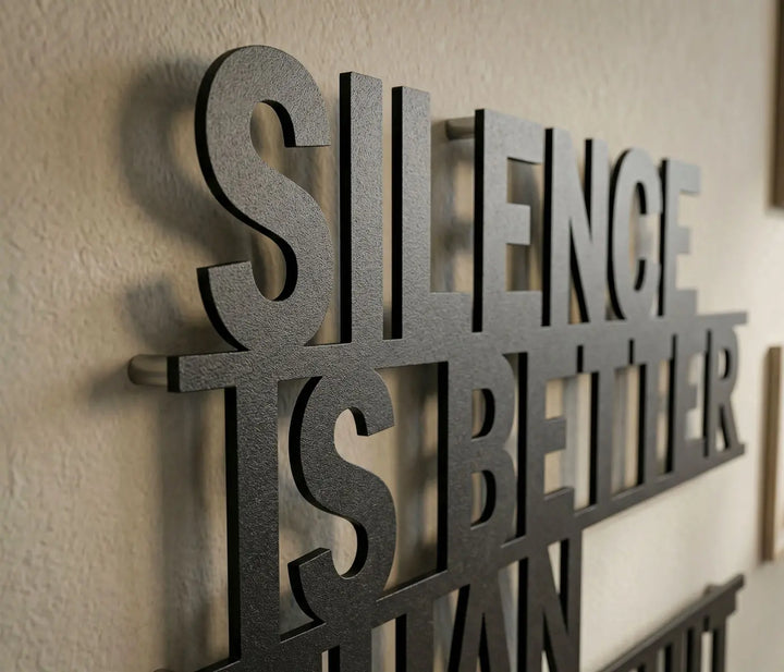 Detailopname van onze metalen wanddecoratie. Het slimme verborgen ophangsysteem creëert een indrukwekkend zwevend 3D-effect en een prachtig schaduwspel op de muur.