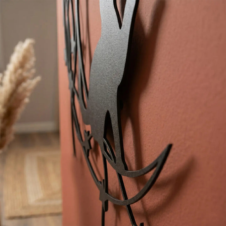 Detailopname van de metalen 'Dreamy Moon Cat' muurdecoratie. De wandafstandhouders zorgen voor een prachtig zwevend 3D-effect en betoverend schaduwspel.