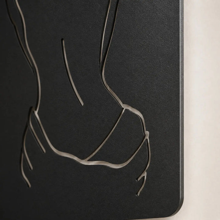 Detailopname van het elegante vrouwelijke silhouet in premium metaal. Het blinde ophangsysteem zorgt voor een prachtig zwevend 3D-schaduweffect op de muur.