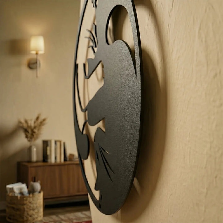 Detailopname van de metalen Yin Yang katten wanddecoratie. Het matzwarte design en de afstandhouders zorgen voor een prachtig zwevend 3D-schaduweffect op de muur.