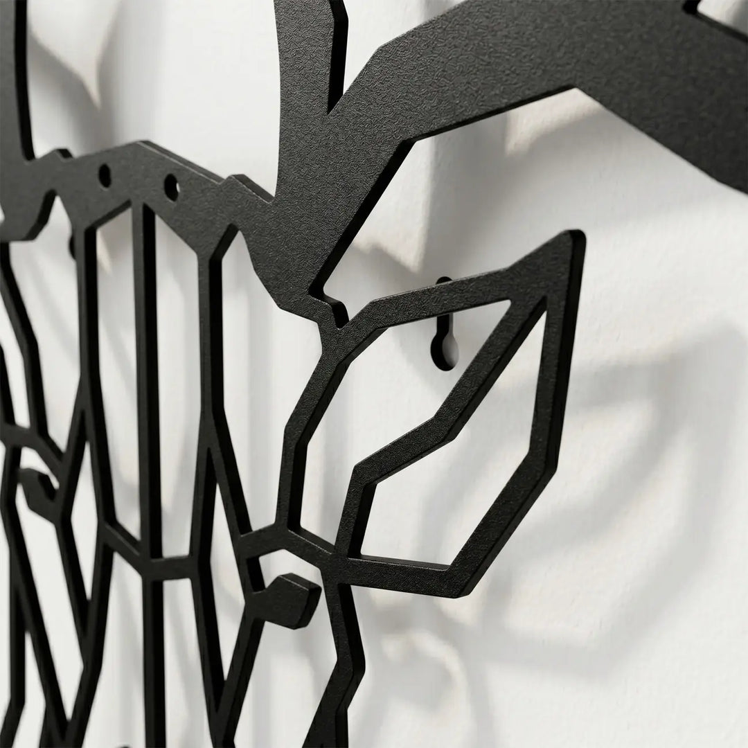 Detailopname van het metalen geometrische hertenhoofd. De precieze uitsnede en afstandhouders creëren een prachtig zwevend 3D-schaduweffect op de muur.