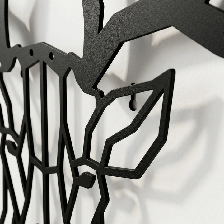 Detailopname van het metalen geometrische hertenhoofd. De precieze uitsnede en afstandhouders creëren een prachtig zwevend 3D-schaduweffect op de muur.