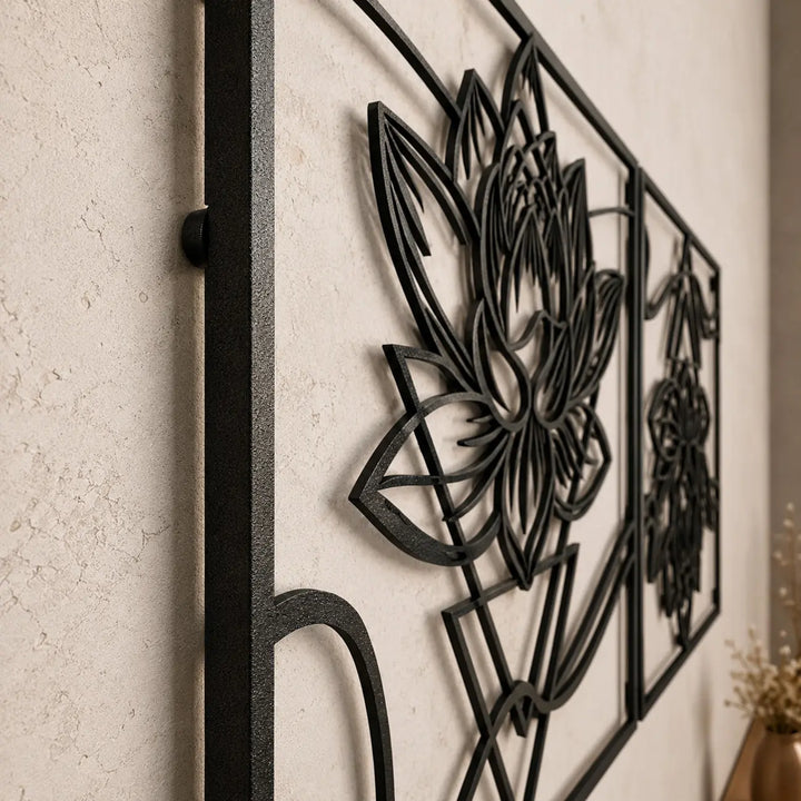 Detailopname van de set van 2 metalen lotusbloemen. Het strakke geometrische design en het zwevende 3D-schaduweffect zorgen voor een premium uitstraling.