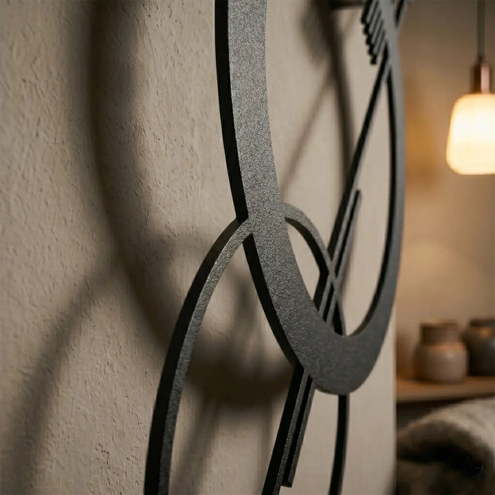 Detailopname van de metalen geometrische orbit decoratie. De overlappende cirkels en afstandhouders creëren een indrukwekkend zwevend 3D-schaduweffect.