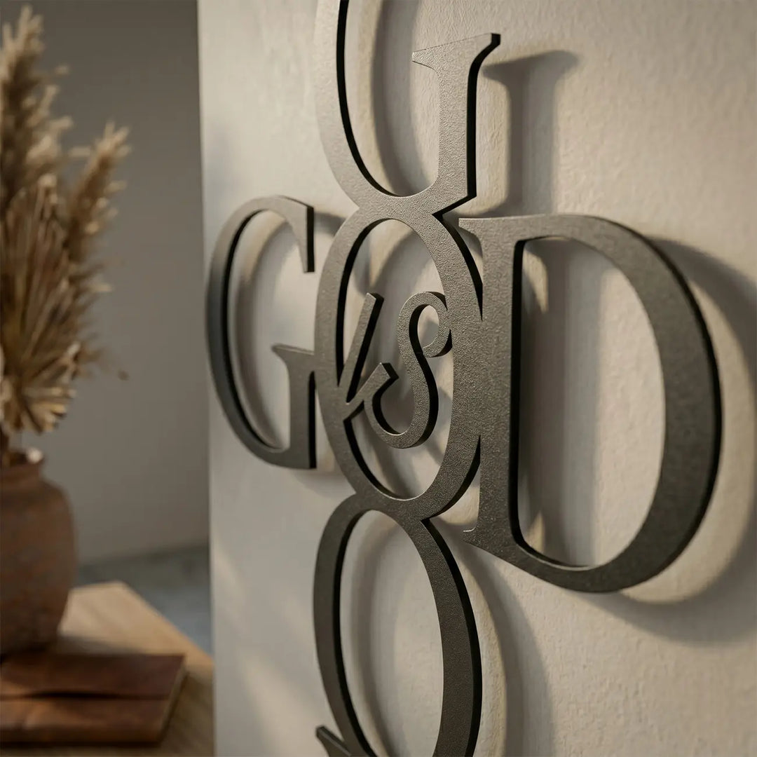 Detailopname van de christelijke metalen wanddecoratie. De strakke typografie, het kruis en de afstandhouders creëren een prachtig zwevend 3D-schaduweffect.