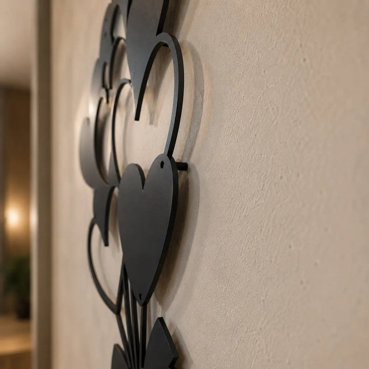 Detailopname van de hartjes ballonnen metalen wanddecoratie. Het strakke zwarte metaal en het slimme ophangsysteem zorgen voor een prachtig zwevend 3D-effect.
