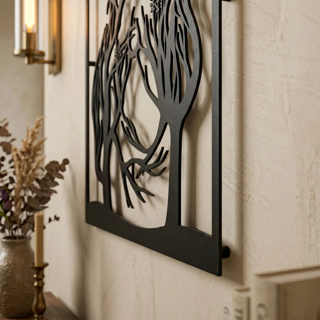Detailopname van de metalen Heilig Hart van Maria decoratie. De verfijnde uitsnede en afstandhouders creëren een prachtig zwevend 3D-schaduweffect op de muur.