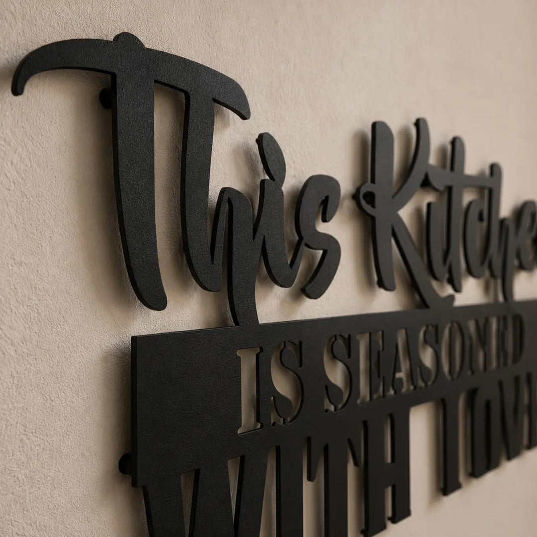 Detailopname van de metalen keuken wanddecoratie. De afstandhouders zorgen voor een indrukwekkend zwevend 3D-effect en een sierlijk schaduwspel op de muur.