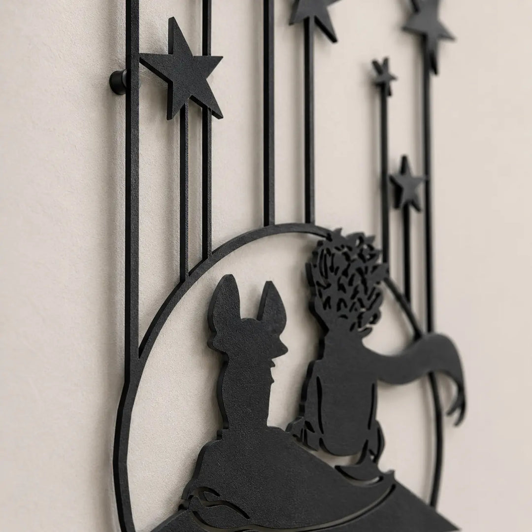 Detailopname van de line art vrouw silhouet wanddecoratie. De matzwarte poedercoating en het verborgen ophangsysteem zorgen voor een indrukwekkend 3D-schaduweffect op de muur.