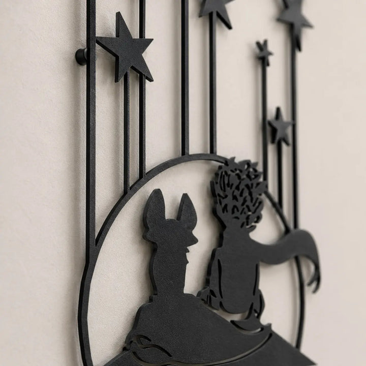 Detailopname van de line art vrouw silhouet wanddecoratie. De matzwarte poedercoating en het verborgen ophangsysteem zorgen voor een indrukwekkend 3D-schaduweffect op de muur.