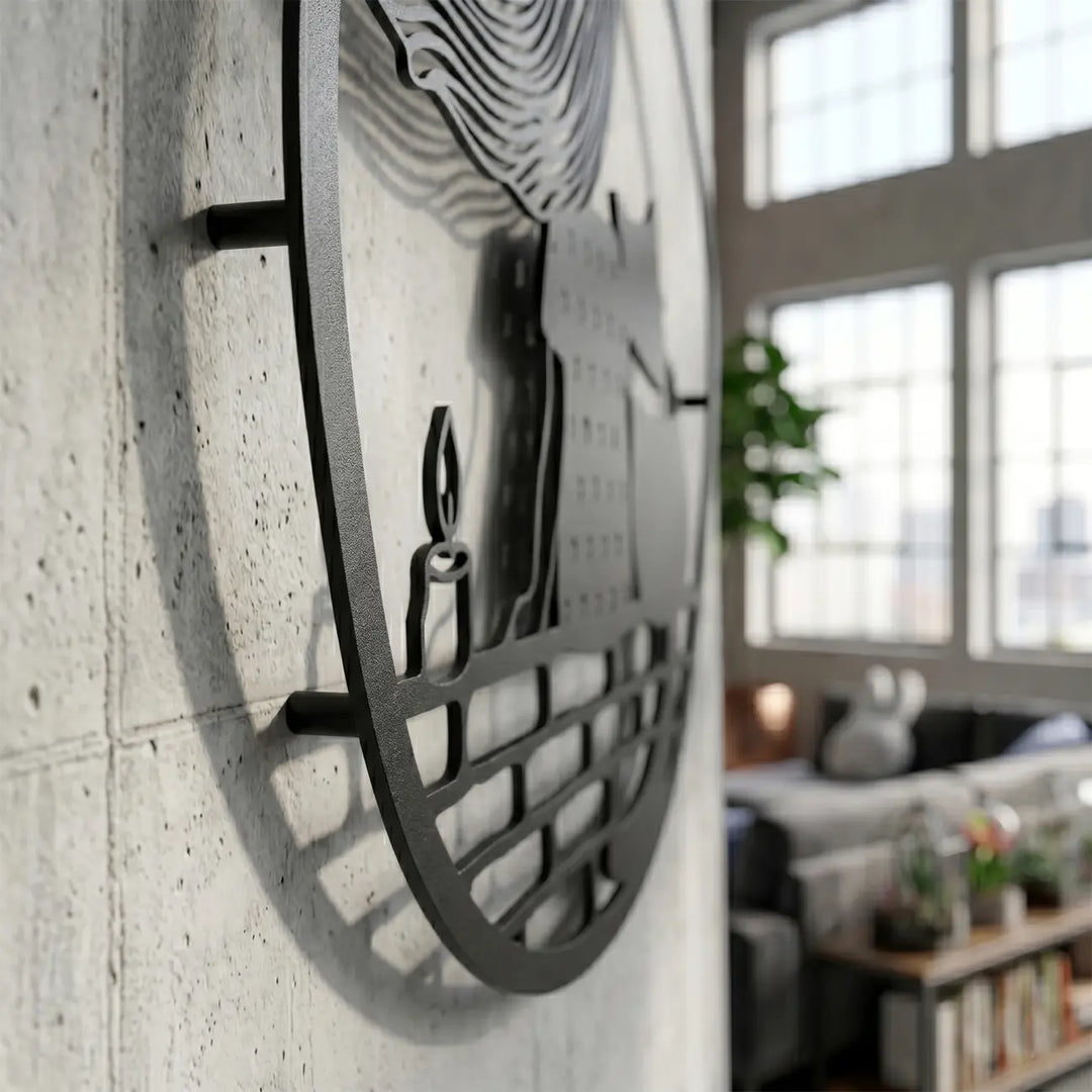 Detailopname van de ronde metalen wanddecoratie 'Meisje en Kat Vriendschap'. Het slimme verborgen ophangsysteem creëert een indrukwekkend zwevend 3D-effect en een prachtig schaduwspel op de muur.