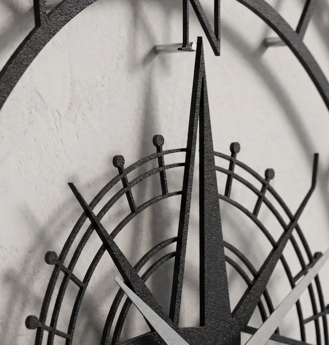 Detailopname van de matzwarte metalen kompas klok. Het strakke design en de afstandhouders zorgen voor een prachtig 3D-schaduweffect op de muur.