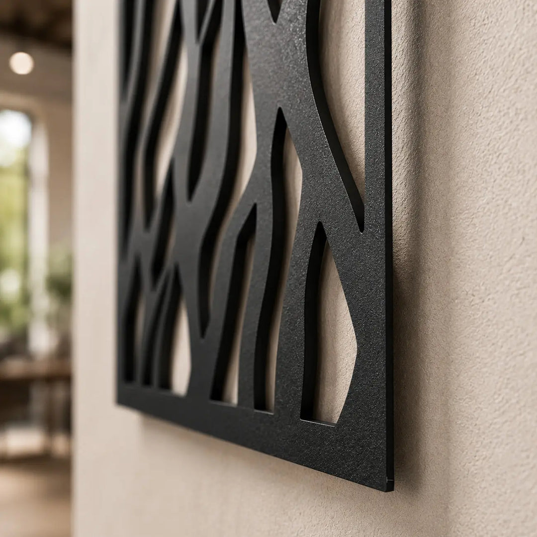 Detailopname van de grote metalen wanddecoratie set 'Abstracte Vrouw Lijnen'. Het premium staal en de slimme afstandhouders creëren een prachtig zwevend 3D-schaduweffect op de muur.