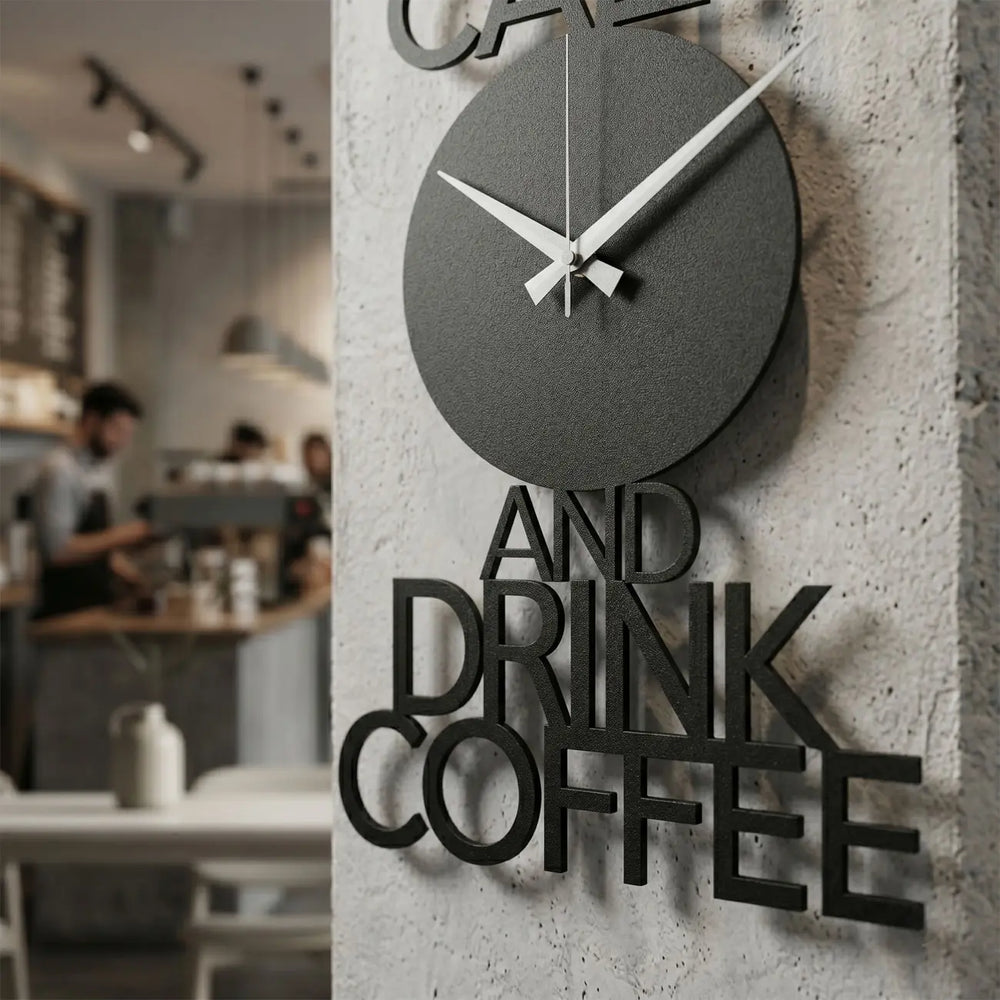 Uniek 3D schaduweffect met 2 cm afstand van de muur - Barista Mantra Verticale Wandklok - Storetta
