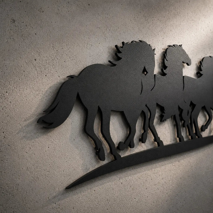 Detailopname van de panoramische paardenkudde wanddecoratie. De premium 1.5mm stalen afwerking en wandafstandhouders creëren een prachtig 3D-schaduweffect.