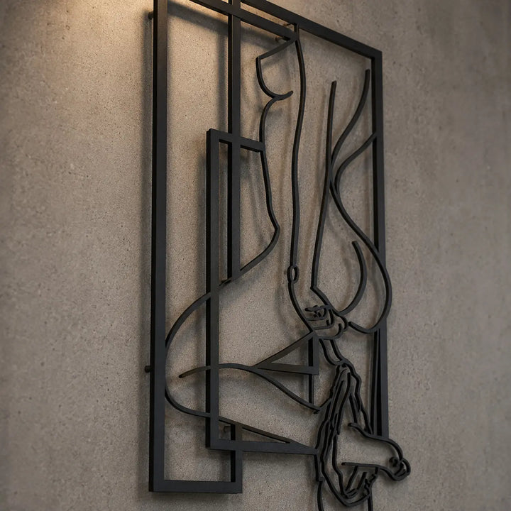 Detailopname van de Sensuele Vrouw lijnkunst. Het premium matzwarte metaal en het slimme ophangsysteem zorgen voor een luxe 3D-schaduweffect.
