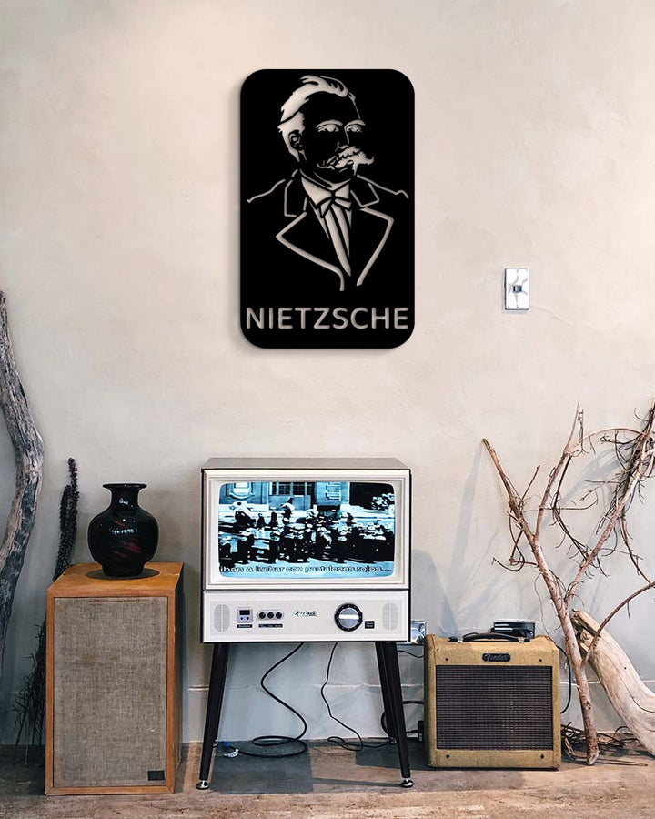Nietzsche metalen kunst boven een vintage mid-century modern tv-meubel en dressoir. Nietzsche metal art above a vintage mid-century modern TV stand and sideboard.
