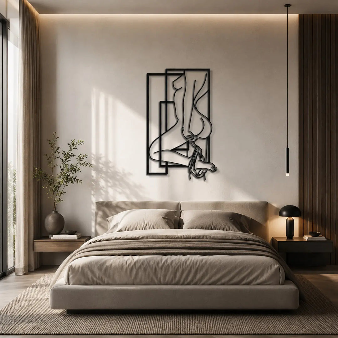 Romantische en minimalistische metalen wanddecoratie van een sensuele vrouw, perfect voor een elegante sfeer in de slaapkamer.