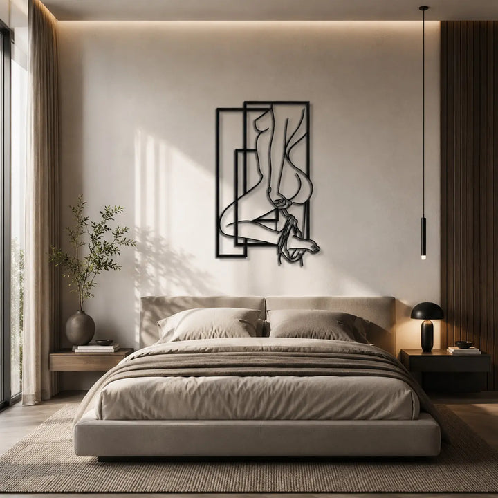 Romantische en minimalistische metalen wanddecoratie van een sensuele vrouw, perfect voor een elegante sfeer in de slaapkamer.
