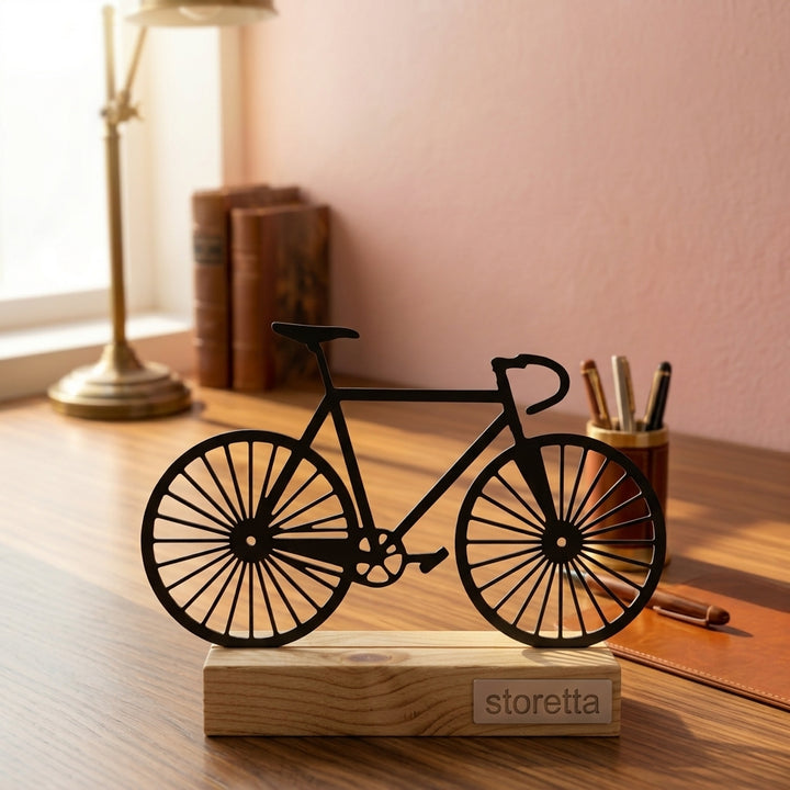 De Fiets – Minimalistisch Metalen Sculptuur op Houten Voet