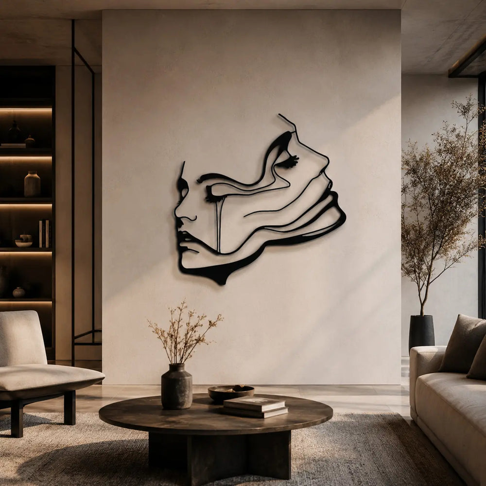 Moderne abstracte gezicht line art wanddecoratie in de woonkamer. Modern abstract face line art wall decor in the living room.