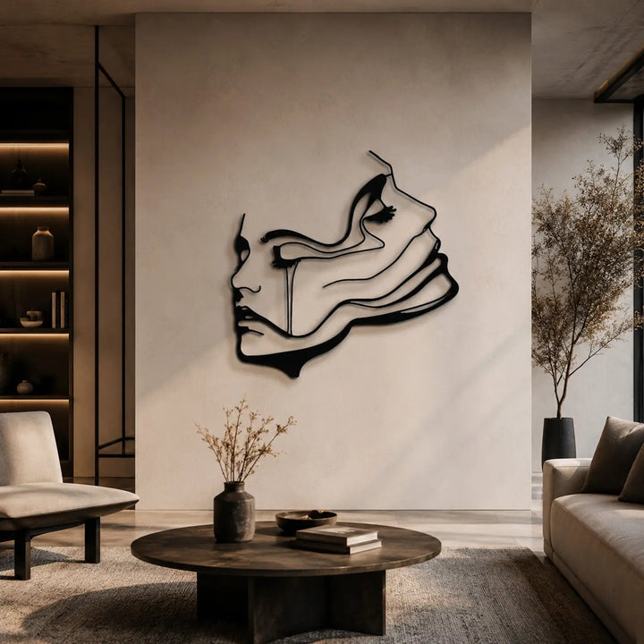Moderne abstracte gezicht line art wanddecoratie in de woonkamer. Modern abstract face line art wall decor in the living room.