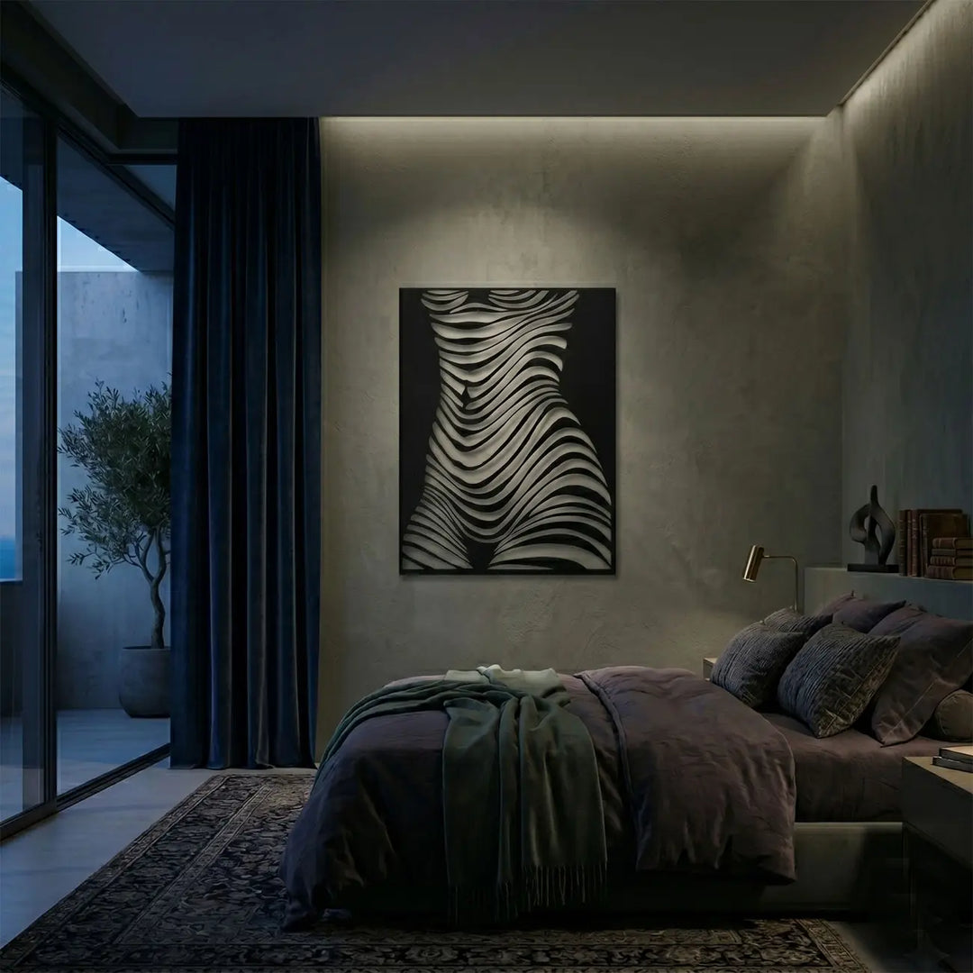 Rustgevende abstracte vrouwelijke torso wanddecoratie in de slaapkamer. Calming abstract female torso metal wall art in the bedroom.