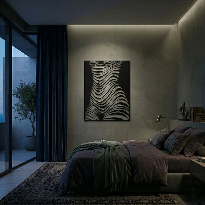 Rustgevende abstracte vrouwelijke torso wanddecoratie in de slaapkamer. Calming abstract female torso metal wall art in the bedroom.