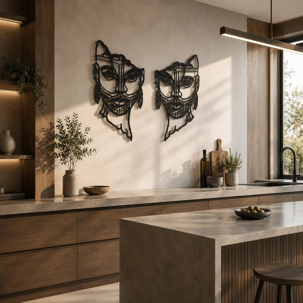 Stijlvolle gesplitste gezicht wanddecoratie perfect gepositioneerd boven het dressoir in de eetkamer. Stylish split face wall decor perfectly positioned above the sideboard in the dining room.